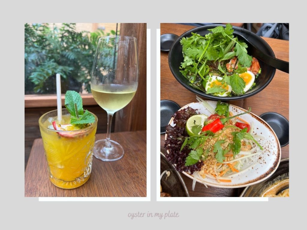 화이트 와인과 오렌지 색깔 캌테일그리고 퓨전 아시안 국수와 샐러드 사진.