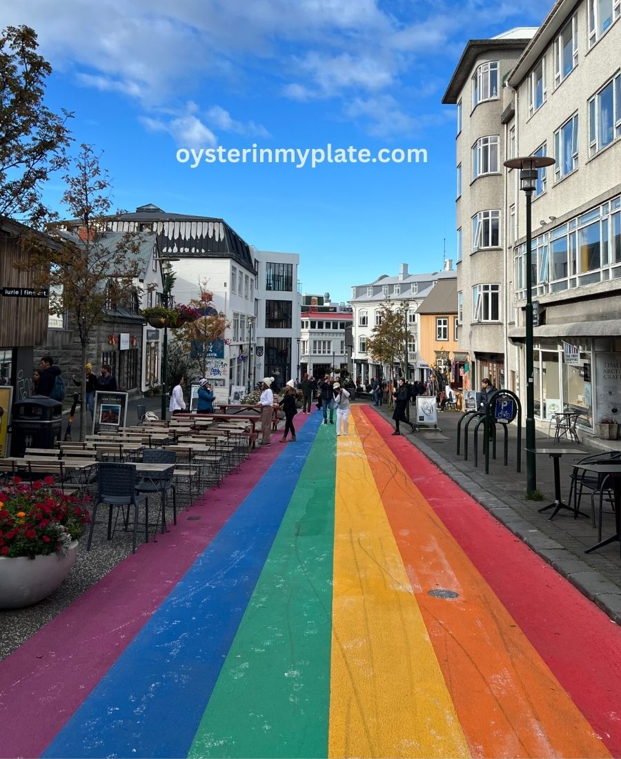 아이슬란드 레이캬비크 시내의 무지개 도로와 활기찬 거리 풍경