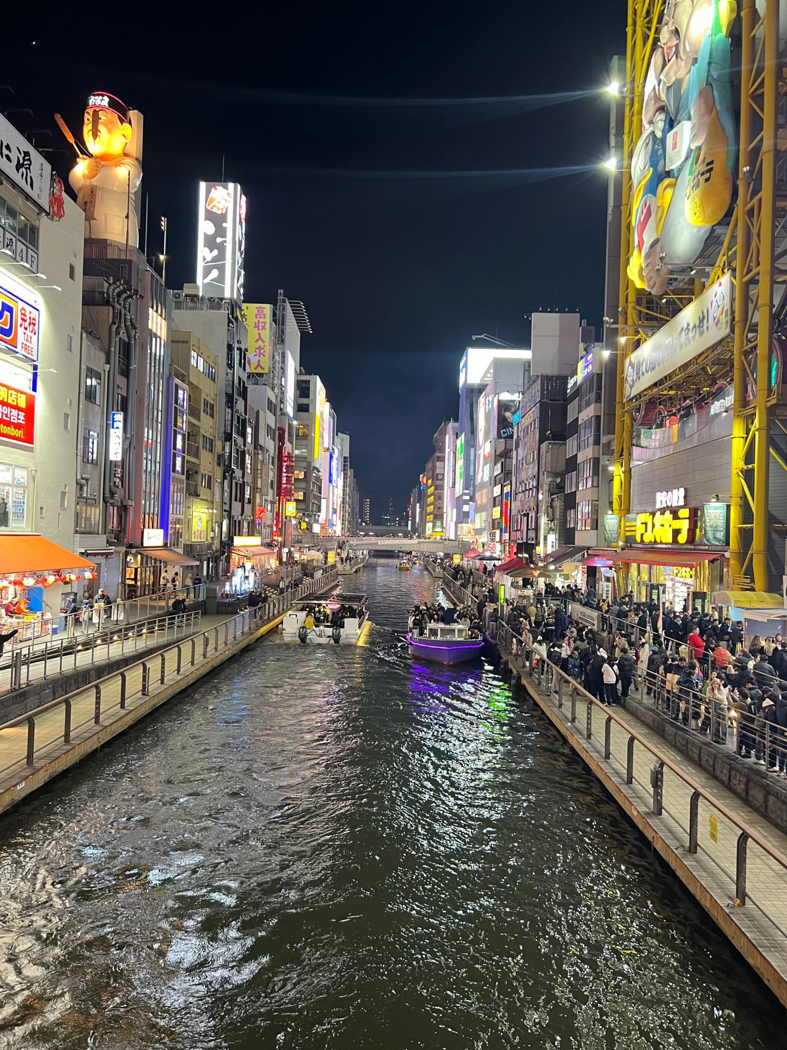 네온사인과 리버워크가 인상적인 일본 오사카 도톤보리의 야경