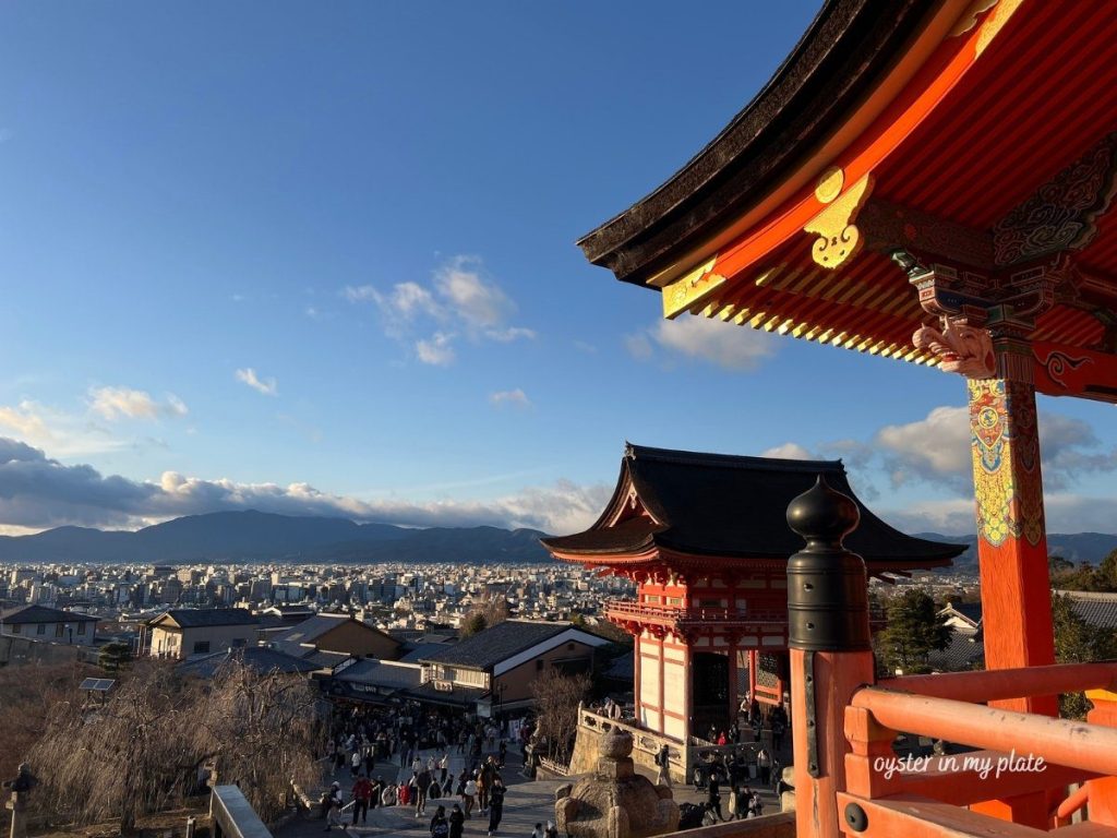청수사에서 바라본 교토 전경,View of Kyoto from Kiyomizu-dera, with beautiful natural surroundings and the traditional cityscape blending together