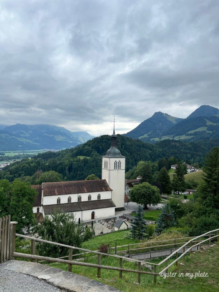 그뤼에를 성벽에서 바라본 마을 교회풍경. 아름다운 산들과 평화로운 동네