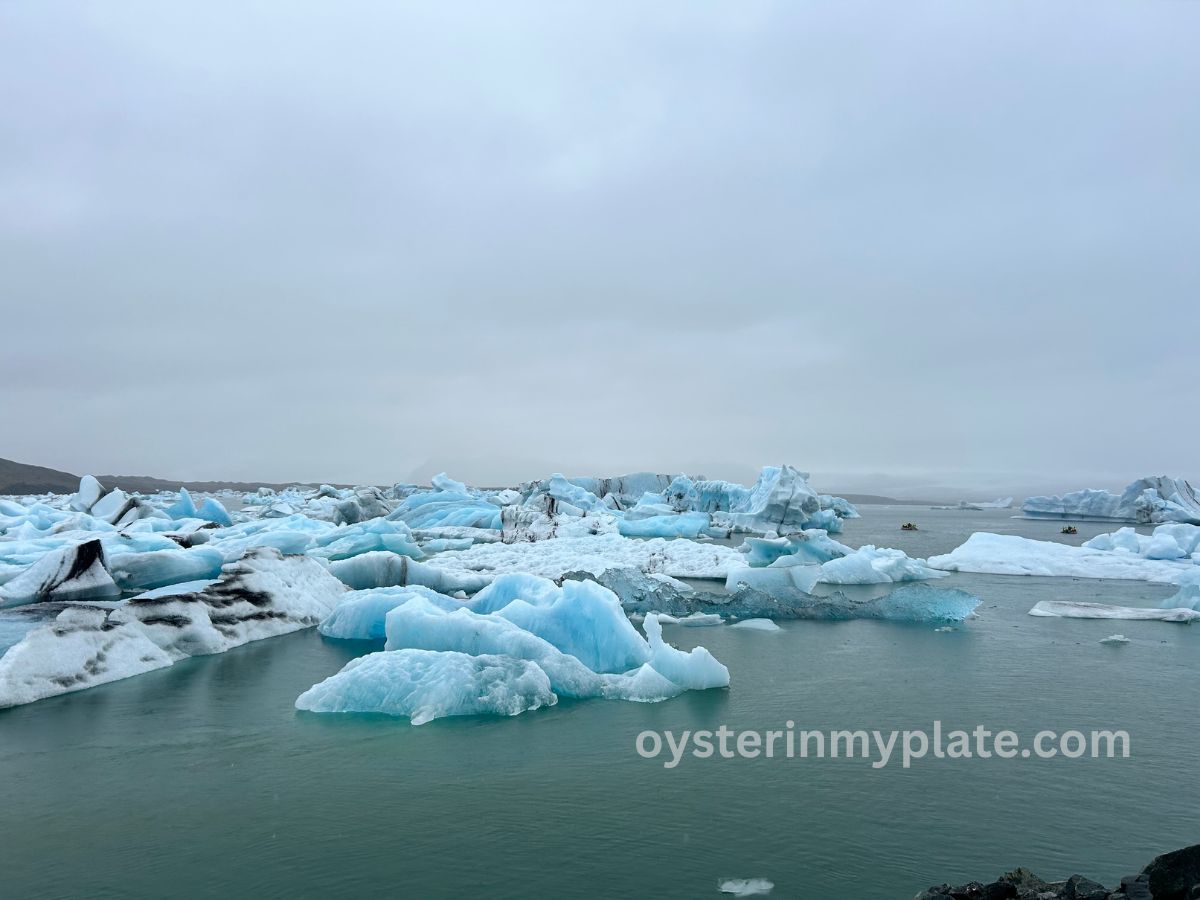 아이슬란드 요쿨살론 빙하호수 위를 떠다니는 파란 얼음 덩어리들