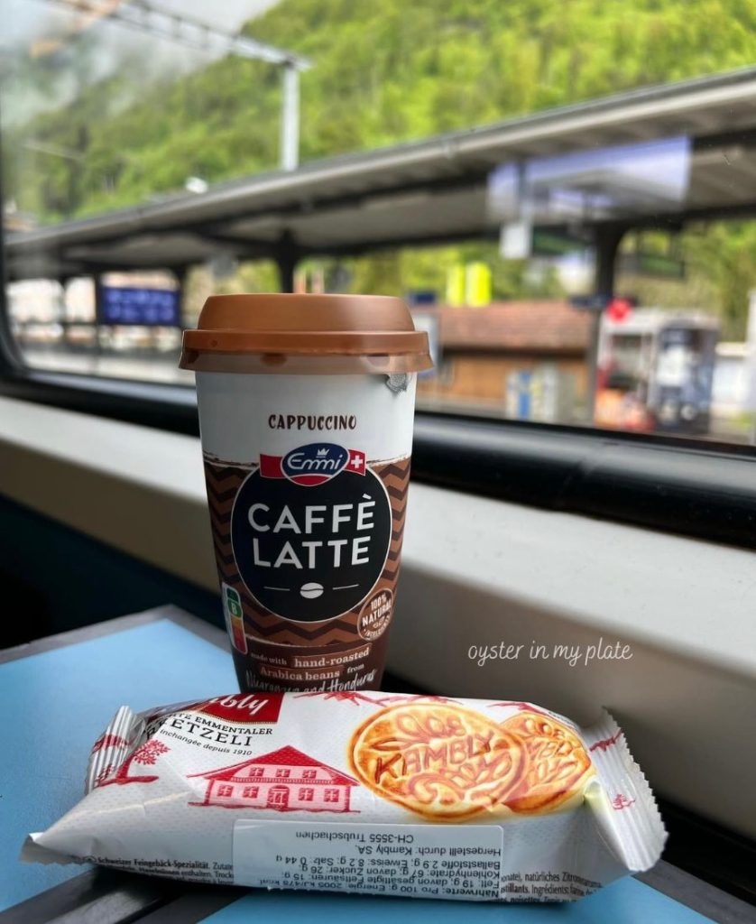 스위스 기차 안에서 맛보는 간식