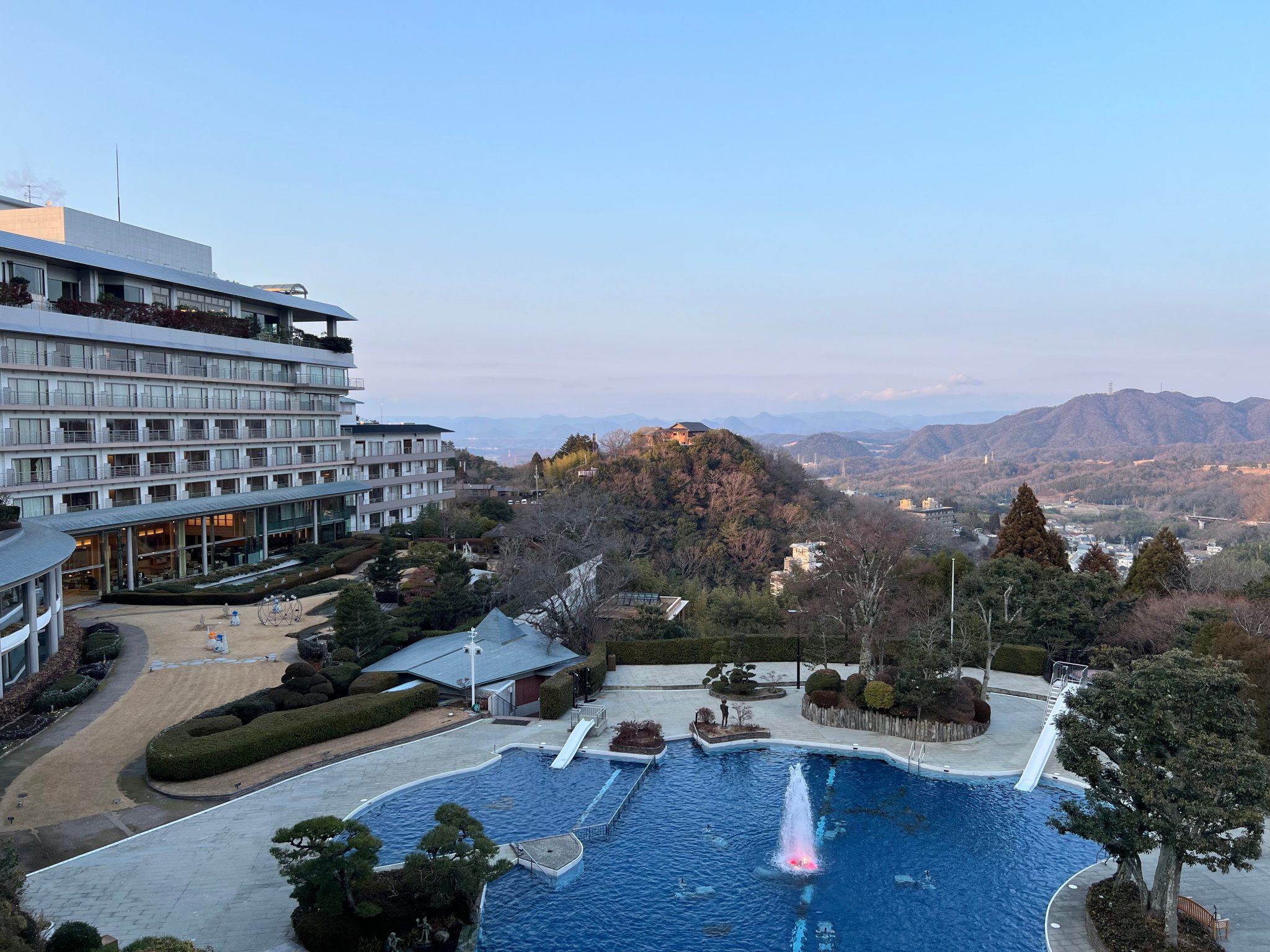 아리마 그랜드 호텔 전경, 넓은 외관과 조용한 주변 풍경이 어우러진 모습