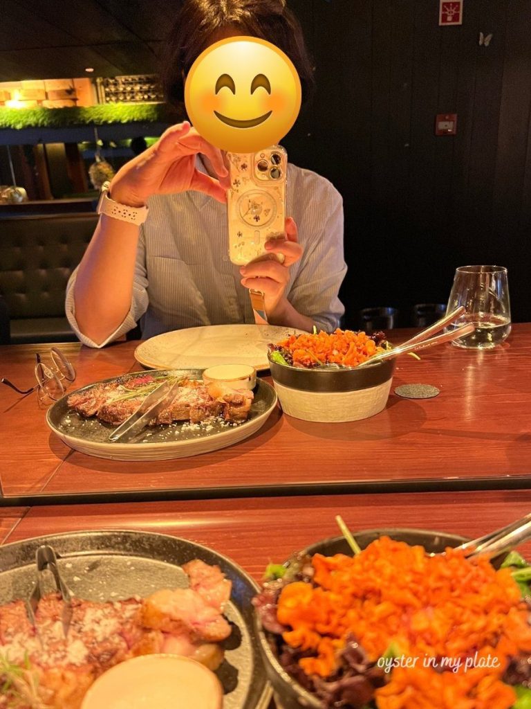 포르투 Cúmplice 레스토랑에서 스테이크와 샐러드를 즐기는 모습