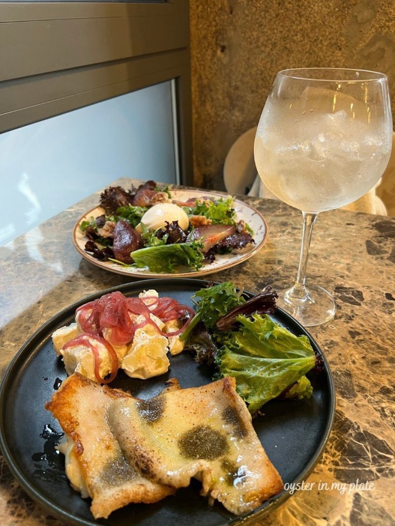 포르투갈 여행중 감자 샐러드와 구운 흰살 생선, 상큼한 샐러드와 포르투 와인으로 구성된 점심 메뉴