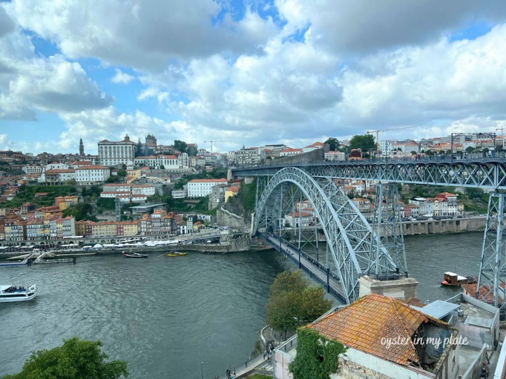 포르투 도우루 강 위를 가로지르는 루이스 1세 다리와 구시가지의 전경