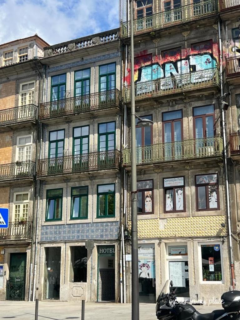 포르투갈 여행중 만난 포르투의 오래된 건물 사이에 위치한 작고 낡은 호텔 외관