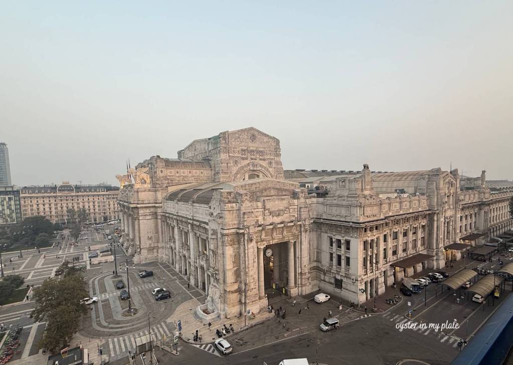 이탈리아 밀라노 중앙역(Milano Centrale) 전경 — 스위스 SBB 열차의 도착지이자 주요 국제열차 환승역