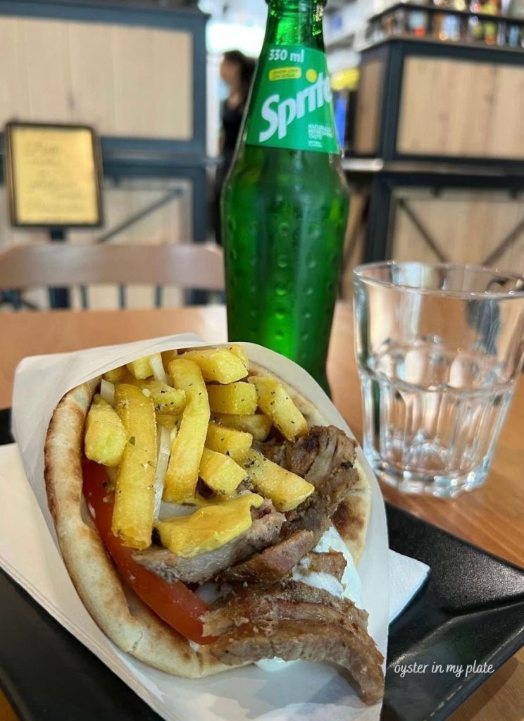 고기와 감자 튀김이 들어가 있는 맛있어보이는 gyro 와 시원한 스프라이트 음료수