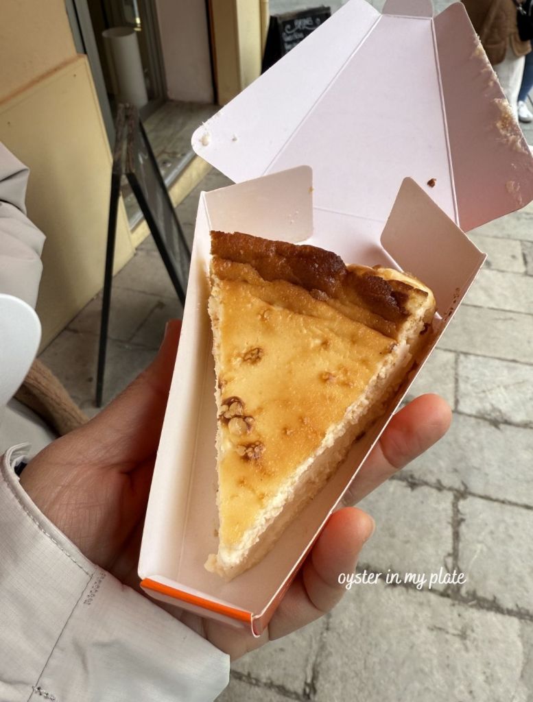 맛이 풍부한 치즈케잌 조각