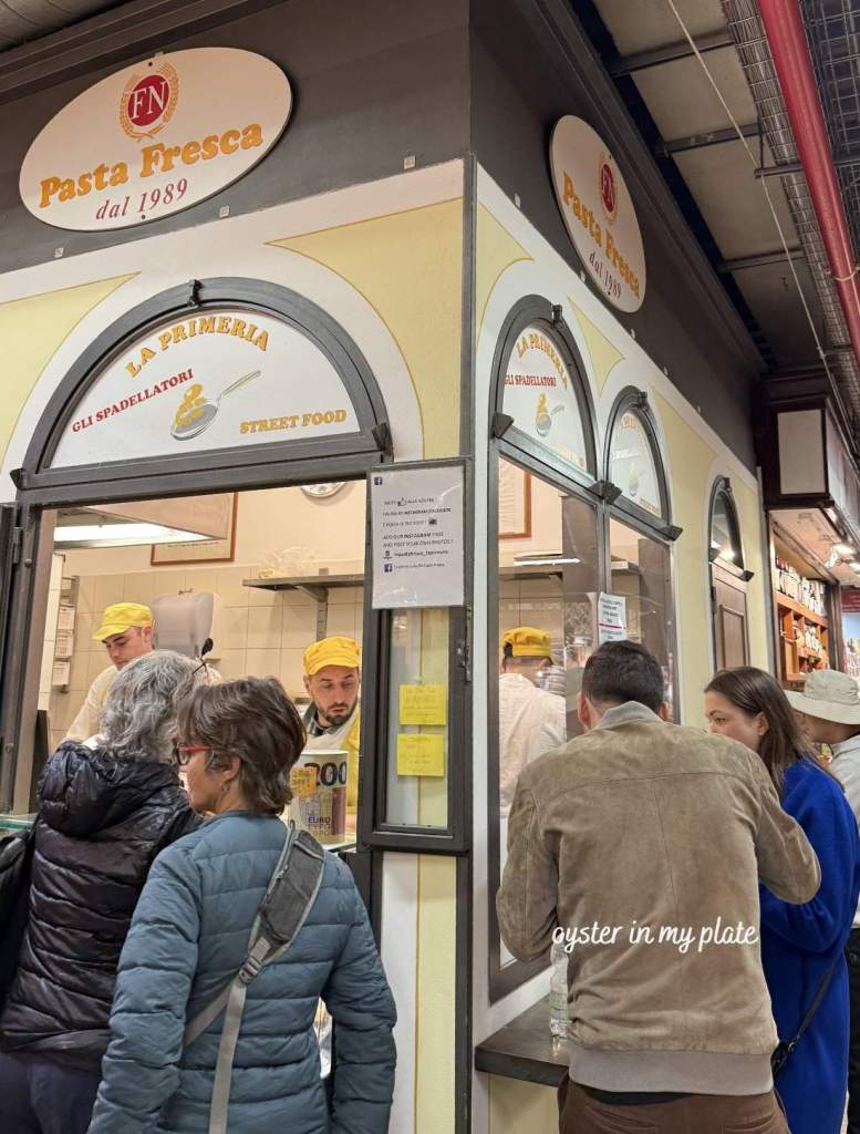 이탈리아 피렌체 중앙시장(Mercato Centrale) 내 위치한 'Pasta Fresca' 매장 앞 전경. 