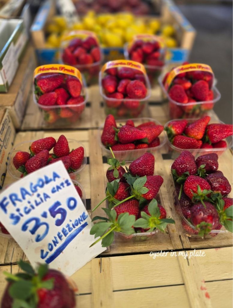 이탈리아 시장 가판대에 진열된 신선한 시칠리아산 딸기(Fragola Sicilia). 